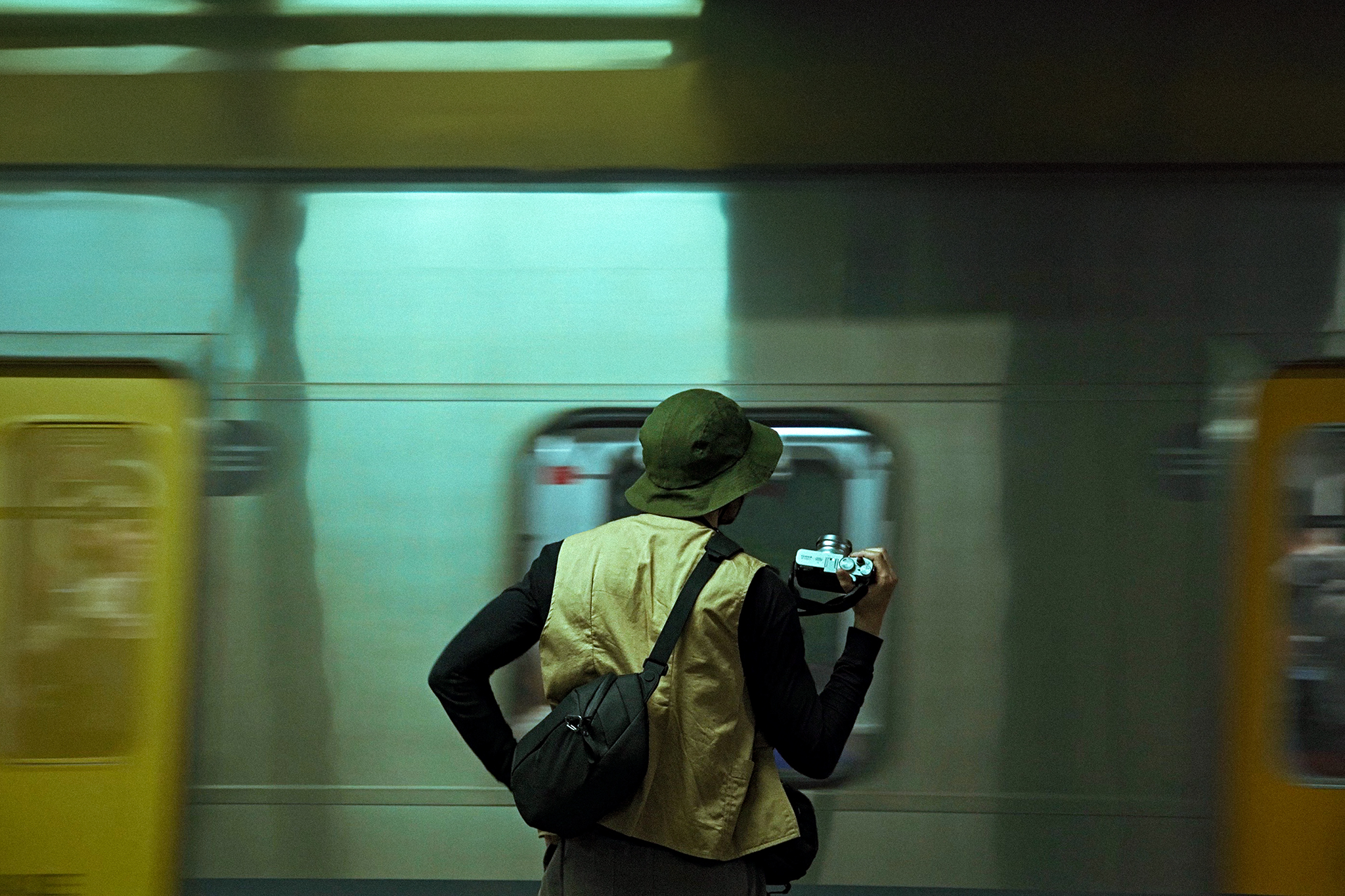 Chini Bolsón photographing a moving train, seen from behind